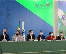 O governador Carlos Massa Ratinho Junior apresenta nesta sexta-feira (26), no Palácio Iguaçu, um panorama do cenário da pandemia no Estado e anuncia novas medidas de enfrentamento ao coronavírus, acompanhado do  secretário da Saúde, Beto Preto e do chefe da Casa Civil, Guto Silva. Curitiba, 26/02/2021. Foto: Geraldo Bubniak/AEN