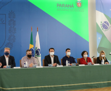 O governador Carlos Massa Ratinho Junior apresenta nesta sexta-feira (26), no Palácio Iguaçu, um panorama do cenário da pandemia no Estado e anuncia novas medidas de enfrentamento ao coronavírus, acompanhado do  secretário da Saúde, Beto Preto e do chefe da Casa Civil, Guto Silva. Curitiba, 26/02/2021. Foto: Geraldo Bubniak/AEN