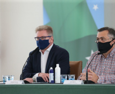 O governador Carlos Massa Ratinho Junior apresenta nesta sexta-feira (26), no Palácio Iguaçu, um panorama do cenário da pandemia no Estado e anuncia novas medidas de enfrentamento ao coronavírus, acompanhado do  secretário da Saúde, Beto Preto e Vinícius Filipak, diretor de saúde da Sesa (foto) Curitiba, 26/02/2021. Foto: Geraldo Bubniak/AEN