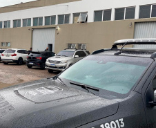 Na tarde desta segunda-feira (01/03), a Polícia Civil do Paraná flagrou um cassino clandestino em Pinhais, Região Metropolitana de Curitiba (RMC). No local, dezessete pessoas, a maioria idosas, que estavam aglomeradas, praticando o jogo ilegal, além de descumprir às medidas preventivas do Decreto Estadual nº 6.983/21 para conter o avanço da Covid-19.  -  Foto: Divulgação PCPR