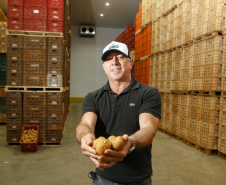 02/03 - produção e processo da batata. Na foto, o produtor rural e empresário Osmar Kloster de Oliveira  -  Foto: Gilson Abreu/AEN