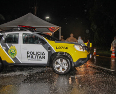 As forças policiais do Paraná e as prefeituras municipais fiscalizaram 3.160 estabelecimentos comerciais desde o começo da vigência do Decreto 6.983/2021, publicado na sexta-feira (26) pelo Governo do Estado. Em cinco dias de operação especial, 105 estabelecimentos foram interditados e 62 foram multados por irregularidades relacionadas à pandemia. -  Curitiba, 04/03/2021  -  Foto: Divulgação SESP-PR