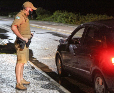 As forças policiais do Paraná e as prefeituras municipais fiscalizaram 3.160 estabelecimentos comerciais desde o começo da vigência do Decreto 6.983/2021, publicado na sexta-feira (26) pelo Governo do Estado. Em cinco dias de operação especial, 105 estabelecimentos foram interditados e 62 foram multados por irregularidades relacionadas à pandemia. -  Curitiba, 04/03/2021  -  Foto: Divulgação SESP-PR