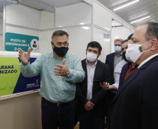Ministro da Saúde, Eduardo Pazuello, visita ao Centro de Vacinação do COVID-19 no Centro de Convenções e Eventos de Cascavel. O secretário de Estado da Saúde, Beto Preto, acompanha o ministro  -  Cascavel, 04/03/2021  -  Foto: Gilson Abreu/AEN