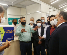 Ministro da Saúde, Eduardo Pazuello, visita ao Centro de Vacinação do COVID-19 no Centro de Convenções e Eventos de Cascavel. O secretário de Estado da Saúde, Beto Preto, acompanha o ministro  -  Cascavel, 04/03/2021  -  Foto: Gilson Abreu/AEN