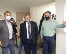 Ministro da Saúde, Eduardo Pazuello, durante visita às obras do novo  Consórcio Intermunicipal de Saúde do Oeste do Paraná ( CISOP). O secretário de Estado da Saúde, Beto Preto, acompanha o ministro  -  Cascavel, 04/03/2021  -  Foto: Gilson Abreu/AEN