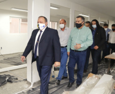 Ministro da Saúde, Eduardo Pazuello, durante visita às obras do novo  Consórcio Intermunicipal de Saúde do Oeste do Paraná ( CISOP). O secretário de Estado da Saúde, Beto Preto, acompanha o ministro  -  Cascavel, 04/03/2021  -  Foto: Gilson Abreu/AEN