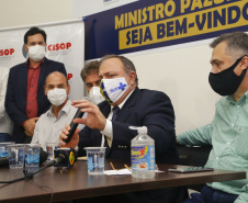 Ministro da Saúde, Eduardo Pazuello, durante visita às obras do novo  Consórcio Intermunicipal de Saúde do Oeste do Paraná ( CISOP). O secretário de Estado da Saúde, Beto Preto, acompanha o ministro  -  Cascavel, 04/03/2021  -  Foto: Gilson Abreu/AEN