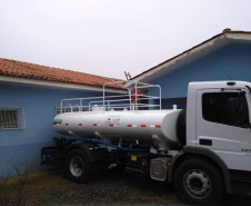 Os moradores de Altônia, no Noroeste do Estado, tiveram auxílio do caminhão-pipa entregue pelo Governo do Estado durante a crise de estiagem, unificada à pandemia do Covid-19.  -  Foto: Divulgação SEDEST