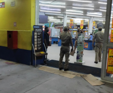 Em oito dias de operação especial e estratégica promovida pela Secretaria de Estado da Segurança Pública, 4.682 estabelecimentos comerciais foram fiscalizados no Paraná, sendo que 199 deles foram interditados e 209 multados. - Curitiba, 07/03/2021  -  Foto: Divulgação SESP-PR