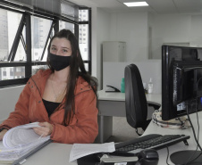 Integrada e atenta aos movimentos da sociedade moderna, a Fomento Paraná vem aumentando o número de mulheres no quadro de colaboradores e nos cargos de gestão trazendo uma nova visão à tomada de decisão de crédito da instituição. Na foto, Gabriely Nascimento   - Curitiba, 08/03/2021  -  Foto: Divulgação Fomento Paraná