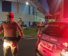 As ações de fiscalização que contaram com apoio de policiais do Paraná resultaram em 26 novas prisões por infrações relacionadas à pandemia entre domingo (7) e segunda-feira (8). O relatório da Secretaria estadual da Segurança Pública aponta, ainda, 35 estabelecimentos e 11 pessoas multados, e 23 locais interditados. - Curitiba, 09/03/2021  -  Foto: Divulgação SESP Paraná