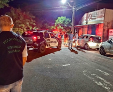 As ações de fiscalização que contaram com apoio de policiais do Paraná resultaram em 26 novas prisões por infrações relacionadas à pandemia entre domingo (7) e segunda-feira (8). O relatório da Secretaria estadual da Segurança Pública aponta, ainda, 35 estabelecimentos e 11 pessoas multados, e 23 locais interditados. - Curitiba, 09/03/2021  -  Foto: Divulgação SESP Paraná