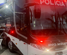 As ações de fiscalização que contaram com apoio de policiais do Paraná resultaram em 26 novas prisões por infrações relacionadas à pandemia entre domingo (7) e segunda-feira (8). O relatório da Secretaria estadual da Segurança Pública aponta, ainda, 35 estabelecimentos e 11 pessoas multados, e 23 locais interditados. - Delegacia Móvel da Polícia Civil do Paraná -  Curitiba, 09/03/2021 - Foto: Fabio Dias