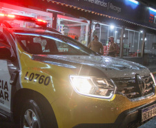 As ações de fiscalização que contaram com apoio de policiais do Paraná resultaram em 26 novas prisões por infrações relacionadas à pandemia entre domingo (7) e segunda-feira (8). O relatório da Secretaria estadual da Segurança Pública aponta, ainda, 35 estabelecimentos e 11 pessoas multados, e 23 locais interditados. - Curitiba, 09/03/2021  -  Foto: Divulgação SESP Paraná