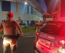 As ações de fiscalização que contaram com apoio de policiais do Paraná resultaram em 26 novas prisões por infrações relacionadas à pandemia entre domingo (7) e segunda-feira (8). O relatório da Secretaria estadual da Segurança Pública aponta, ainda, 35 estabelecimentos e 11 pessoas multados, e 23 locais interditados. - Curitiba, 09/03/2021  -  Foto: Divulgação SESP Paraná