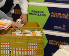 O Paraná recebe mais 148,6 mil doses do imunizante CoronaVac para continuar a vacinação contra a Covid-19 no estado. O lote enviado pelo Ministério da Saúde chegou no início da noite no Centro de Medicamentos do Paraná (Cemepar), em Curitiba.09/03/2021. Foto: Geraldo Bubniak/AEN