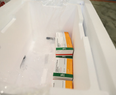 O Paraná recebe mais 148,6 mil doses do imunizante CoronaVac para continuar a vacinação contra a Covid-19 no estado. O lote enviado pelo Ministério da Saúde chegou no início da noite no Centro de Medicamentos do Paraná (Cemepar), em Curitiba.09/03/2021. Foto: Geraldo Bubniak/AEN