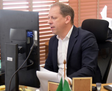 O secretário de Estado da Saúde, Beto Preto, apresentou aos deputados estaduais o Relatório Detalhado do Quadrimestre Anterior (RDQA) do 3º Quadrimestre de 2020, nesta terça-feira (9). A audiência pública é realizada pela Comissão de Saúde Pública da Assembleia Legislativa, ocorreu no Plenário da casa parlamentar com transmissão pela internet. Na foto, o diretor-geral da Sesa, Nestor Werner Junior  - Curitiba, 09/03/2021  -  Foto: Américo Antonio/SESA-PR