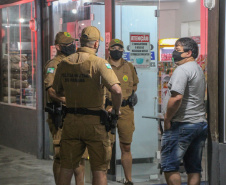 No quarto dia de fiscalização mais intensa para coibir as aglomerações no Paraná, as forças policiais do Estado dispersaram 96 aglomerações nesta terça-feira (2). De acordo com o balanço da Secretaria de Estado da Segurança Pública, 538 estabelecimentos foram fiscalizados, dos quais 48 acabaram interditados e 13 foram multados.  -  Curitiba, 03/03/2021  -  Foto: Divulgação SESP-PR