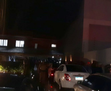 Uma casa que tinha denúncias por perturbação do sossego e aglomeração de pessoas no bairro Boqueirão, em Curitiba, foi abordada pelos policiais militares do 20º Batalhão de Polícia Militar (20º BPM) na noite desta quarta-feira (03/03) e, no local, foram flagradas 70 pessoas em aglomeração, sem máscara e consumindo bebidas alcoólicas. - Curitiba, 04/03/2021 -  Foto: divulgação SESP-PR
