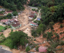 Desastre ocorrido em 11 de março de 2011 pelo excesso de chuvas no Litoral deixou quatro mortes e mais de dez mil desabrigados nas cidades de Antonina, Paranaguá, Morretes e Guaratuba. Para relembrar episódio, Defesa Civil do Paraná promove três lives que relembram atuação da instituição - Enchentes e deslizamentos em Morretes e Antonina.  - Foto"Rogério Machado/Arquivo AEN
