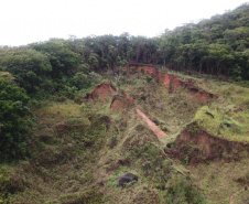 Desastre ocorrido em 11 de março de 2011 pelo excesso de chuvas no Litoral deixou quatro mortes e mais de dez mil desabrigados nas cidades de Antonina, Paranaguá, Morretes e Guaratuba. Para relembrar episódio, Defesa Civil do Paraná promove três lives que relembram atuação da instituição - Enchentes e deslizamentos em Morretes e Antonina. - Foto: Defesa Civil