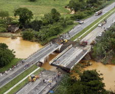 Desastre ocorrido em 11 de março de 2011 pelo excesso de chuvas no Litoral deixou quatro mortes e mais de dez mil desabrigados nas cidades de Antonina, Paranaguá, Morretes e Guaratuba. Para relembrar episódio, Defesa Civil do Paraná promove três lives que relembram atuação da instituição - Enchentes e deslizamentos em Morretes e Antonina.  Na foto, Ponte na BR 277, que liga Curitiba a Paranaguá. - Morretes, 12-02-2011.Foto: Orlando Kissner/Arquivo AEN