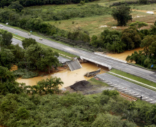 Desastre ocorrido em 11 de março de 2011 pelo excesso de chuvas no Litoral deixou quatro mortes e mais de dez mil desabrigados nas cidades de Antonina, Paranaguá, Morretes e Guaratuba. Para relembrar episódio, Defesa Civil do Paraná promove três lives que relembram atuação da instituição - Enchentes e deslizamentos em Morretes e Antonina.  Na foto, Ponte na BR 277, que liga Curitiba a Paranaguá. - Morretes, 12-02-2011.Foto: Orlando Kissner/Arquivo AEN