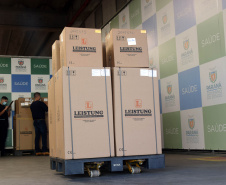 A Secretaria de Estado da Saúde (Sesa) enviou 37 ventiladores pulmonares doados pela Organização das Cooperativas do Paraná (Ocepar) para a Região Oeste do Paraná nesta quinta-feira (11). Os equipamentos serão utilizados para equipar leitos de UTI no combate à Covid-19.  -  Curitiba, 11/-3/2021  -  Foto: Amércio Antonio/SESA