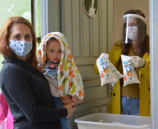 Histórias por trás da pandemia  -  Na foto, Elisiane Mara de Araujo mora em Araucária com os dois filhos pequenos e diz que não saberia o que fazer sem as ajudas governamentais.   -  Curitiba, 12/03/2021  -  Foto: Divulgação AEN