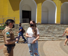 Histórias por trás da pandemia  - Na foto, a soldado Jana Scherer, de Pato Branco. Como auxiliar de comunicação social do 3o Batalhão de Polícia Militar do município, as ações administrativas tomavam boa parte do seu tempo. Com a pandemia e o reforço do policiamento para garantir o cumprimento das medidas de restrição, as operações nas ruas se tornaram mais frequentes.     -  Curitiba, 12/03/2021  -  Foto: Divulgação AEN