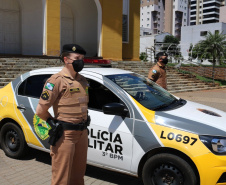 Histórias por trás da pandemia  - Na foto, a soldado Jana Scherer, de Pato Branco. Como auxiliar de comunicação social do 3o Batalhão de Polícia Militar do município, as ações administrativas tomavam boa parte do seu tempo. Com a pandemia e o reforço do policiamento para garantir o cumprimento das medidas de restrição, as operações nas ruas se tornaram mais frequentes.     -  Curitiba, 12/03/2021  -  Foto: Divulgação AEN