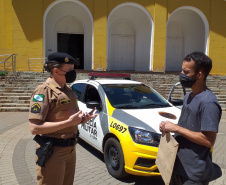 Histórias por trás da pandemia  - Na foto, a soldado Jana Scherer, de Pato Branco. Como auxiliar de comunicação social do 3o Batalhão de Polícia Militar do município, as ações administrativas tomavam boa parte do seu tempo. Com a pandemia e o reforço do policiamento para garantir o cumprimento das medidas de restrição, as operações nas ruas se tornaram mais frequentes.     -  Curitiba, 12/03/2021  -  Foto: Divulgação AEN