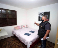 As equipes policiais da Ação Integrada de Fiscalização Urbana (AIFU) fecharam nove estabelecimentos comerciais irregulares e 44 pessoas acabaram encaminhadas por desrespeitar as medidas do decreto estadual de enfrentamento ao coronavírus. Durante as abordagens, 251 pessoas foram orientadas e outras 63 abordadas. O balanço compreende as ações de sexta-feira (12/03) a domingo (14/03) na cidade de Curitiba. - Curitiba, 15/03/2021 - Foto: Divulgação SESP-PR