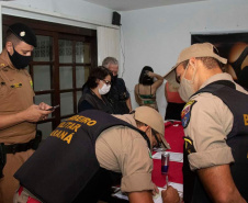 As equipes policiais da Ação Integrada de Fiscalização Urbana (AIFU) fecharam nove estabelecimentos comerciais irregulares e 44 pessoas acabaram encaminhadas por desrespeitar as medidas do decreto estadual de enfrentamento ao coronavírus. Durante as abordagens, 251 pessoas foram orientadas e outras 63 abordadas. O balanço compreende as ações de sexta-feira (12/03) a domingo (14/03) na cidade de Curitiba. - Curitiba, 15/03/2021 - Foto: Divulgação SESP-PR