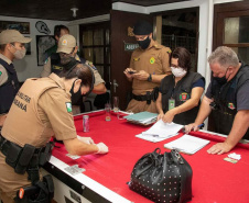 As equipes policiais da Ação Integrada de Fiscalização Urbana (AIFU) fecharam nove estabelecimentos comerciais irregulares e 44 pessoas acabaram encaminhadas por desrespeitar as medidas do decreto estadual de enfrentamento ao coronavírus. Durante as abordagens, 251 pessoas foram orientadas e outras 63 abordadas. O balanço compreende as ações de sexta-feira (12/03) a domingo (14/03) na cidade de Curitiba. - Curitiba, 15/03/2021 - Foto: Divulgação SESP-PR