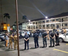 As equipes policiais da Ação Integrada de Fiscalização Urbana (AIFU) fecharam nove estabelecimentos comerciais irregulares e 44 pessoas acabaram encaminhadas por desrespeitar as medidas do decreto estadual de enfrentamento ao coronavírus. Durante as abordagens, 251 pessoas foram orientadas e outras 63 abordadas. O balanço compreende as ações de sexta-feira (12/03) a domingo (14/03) na cidade de Curitiba. - Curitiba, 15/03/2021 - Foto: Divulgação SESP-PR