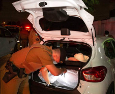As equipes policiais da Ação Integrada de Fiscalização Urbana (AIFU) fecharam nove estabelecimentos comerciais irregulares e 44 pessoas acabaram encaminhadas por desrespeitar as medidas do decreto estadual de enfrentamento ao coronavírus. Durante as abordagens, 251 pessoas foram orientadas e outras 63 abordadas. O balanço compreende as ações de sexta-feira (12/03) a domingo (14/03) na cidade de Curitiba. - Curitiba, 15/03/2021 - Foto: Divulgação SESP-PR