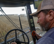 Principal produto do agro paranaense e brasileiro, o cultivo da soja ocupa mais de um quarto de todo o território do Estado e está espalhado por todas as regiões. Na foto, o agricultor Valdomiro Rebelatto, máquinas com GPS garantem mais precisão e diminuem perdas na semeadura e na colheita, além de evitar que a mesma área seja pulverizada mais de uma vez, por exemplo. -  Foto: Gilson Abreu/AEN