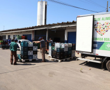 Profissionais de saúde que atuam no enfrentamento à Covid-19 foram surpreendidos com uma ação promovida pela Ceasa Paraná e pelos permissionários da unidade de Curitiba. No momento mais crítico da pandemia no Estado, os atacadistas e produtores se reuniram e arrecadaram 7 mil quilos de frutas para serem entregues em cinco hospitais de Curitiba e da Região Metropolitana e em nove Unidades de Pronto Atendimento (UPAs) da Capital. Foto: Ari Dias/AEN