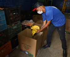 Profissionais de saúde que atuam no enfrentamento à Covid-19 foram surpreendidos com uma ação promovida pela Ceasa Paraná e pelos permissionários da unidade de Curitiba. No momento mais crítico da pandemia no Estado, os atacadistas e produtores se reuniram e arrecadaram 7 mil quilos de frutas para serem entregues em cinco hospitais de Curitiba e da Região Metropolitana e em nove Unidades de Pronto Atendimento (UPAs) da Capital. Foto: Ari Dias/AEN