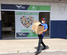 Profissionais de saúde que atuam no enfrentamento à Covid-19 foram surpreendidos com uma ação promovida pela Ceasa Paraná e pelos permissionários da unidade de Curitiba. No momento mais crítico da pandemia no Estado, os atacadistas e produtores se reuniram e arrecadaram 7 mil quilos de frutas para serem entregues em cinco hospitais de Curitiba e da Região Metropolitana e em nove Unidades de Pronto Atendimento (UPAs) da Capital. Foto: Ari Dias/AEN