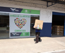 Profissionais de saúde que atuam no enfrentamento à Covid-19 foram surpreendidos com uma ação promovida pela Ceasa Paraná e pelos permissionários da unidade de Curitiba. No momento mais crítico da pandemia no Estado, os atacadistas e produtores se reuniram e arrecadaram 7 mil quilos de frutas para serem entregues em cinco hospitais de Curitiba e da Região Metropolitana e em nove Unidades de Pronto Atendimento (UPAs) da Capital. Foto: Ari Dias/AEN