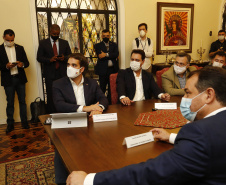 Paraná, Santa Catarina e Rio Grande do Sul se uniram em busca de saídas conjuntas para conter a expansão da crise sanitária decorrente da pandemia da Covid-19. 
O anúncio foi feito pelos governadores Carlos Massa Ratinho Junior (Paraná), Carlos Moisés (Santa Catarina) e Eduardo Leite (Rio Grande do Sul), além dos respectivos secretários de Saúde de cada estado.  Foto: Jonathan Campos/AEN