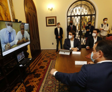 Paraná, Santa Catarina e Rio Grande do Sul se uniram em busca de saídas conjuntas para conter a expansão da crise sanitária decorrente da pandemia da Covid-19. 
O anúncio foi feito pelos governadores Carlos Massa Ratinho Junior (Paraná), Carlos Moisés (Santa Catarina) e Eduardo Leite (Rio Grande do Sul), além dos respectivos secretários de Saúde de cada estado.  Foto: Jonathan Campos/AEN