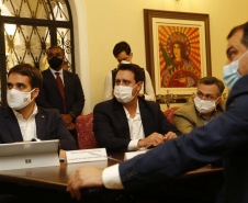 Paraná, Santa Catarina e Rio Grande do Sul se uniram em busca de saídas conjuntas para conter a expansão da crise sanitária decorrente da pandemia da Covid-19. 
O anúncio foi feito pelos governadores Carlos Massa Ratinho Junior (Paraná), Carlos Moisés (Santa Catarina) e Eduardo Leite (Rio Grande do Sul), além dos respectivos secretários de Saúde de cada estado.  Foto: Jonathan Campos/AEN