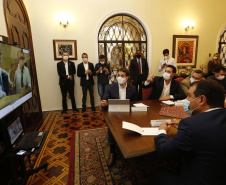Paraná, Santa Catarina e Rio Grande do Sul se uniram em busca de saídas conjuntas para conter a expansão da crise sanitária decorrente da pandemia da Covid-19. 
O anúncio foi feito pelos governadores Carlos Massa Ratinho Junior (Paraná), Carlos Moisés (Santa Catarina) e Eduardo Leite (Rio Grande do Sul), além dos respectivos secretários de Saúde de cada estado.  Foto: Jonathan Campos/AEN