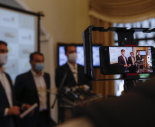 Paraná, Santa Catarina e Rio Grande do Sul se uniram em busca de saídas conjuntas para conter a expansão da crise sanitária decorrente da pandemia da Covid-19. 
O anúncio foi feito pelos governadores Carlos Massa Ratinho Junior (Paraná), Carlos Moisés (Santa Catarina) e Eduardo Leite (Rio Grande do Sul), além dos respectivos secretários de Saúde de cada estado.  Foto: Jonathan Campos/AEN