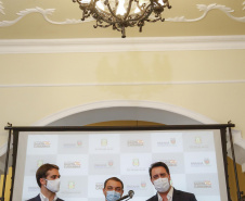Paraná, Santa Catarina e Rio Grande do Sul se uniram em busca de saídas conjuntas para conter a expansão da crise sanitária decorrente da pandemia da Covid-19. 
O anúncio foi feito pelos governadores Carlos Massa Ratinho Junior (Paraná), Carlos Moisés (Santa Catarina) e Eduardo Leite (Rio Grande do Sul), além dos respectivos secretários de Saúde de cada estado.  Foto: Jonathan Campos/AEN